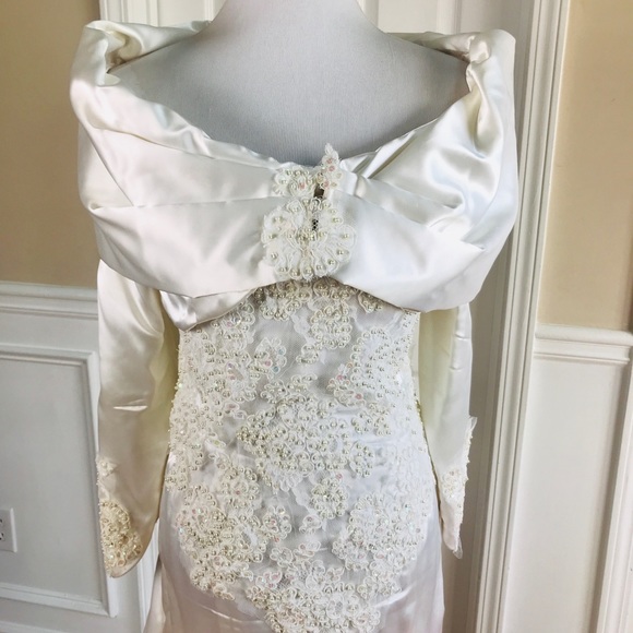 Custom made stunning beaded 2 in 1 wedding dress - Picture 2 of 10
